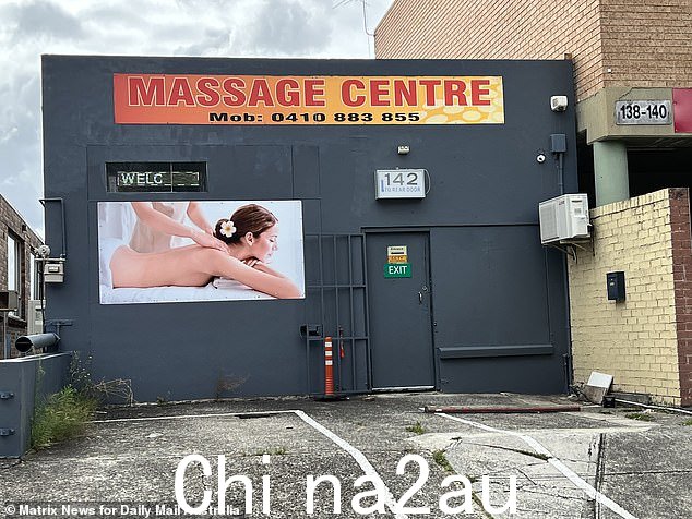 这家 24 小时营业的妓院周二开始营业并接待顾客(如图)