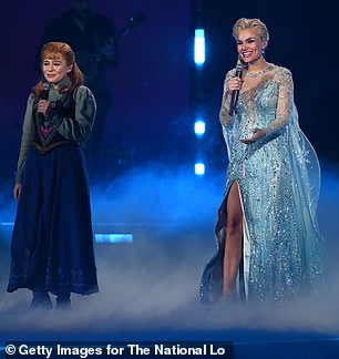 Princess: Chanelling Disney's Elsa, Samantha's bl ue 连衣裙饰有珠宝、亮片和网眼层 - 配有侧开衩