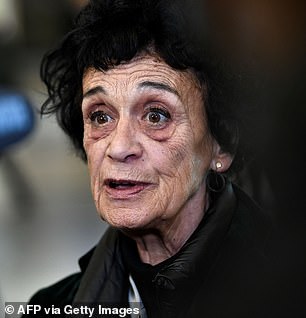 在巴黎与他会面的是律师 Isabelle Coutant-Peyre(今天在机场合影)