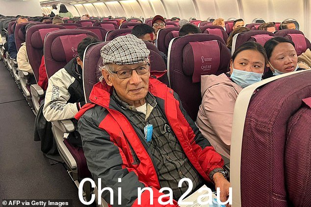 一个臭名昭著的法国连环杀手在 BBC 电视剧中被称为“毒蛇”,这让他在世界范围内声名狼藉,今天回到了巴黎。图为 12 月 23 日从加德满都飞往法国的航班