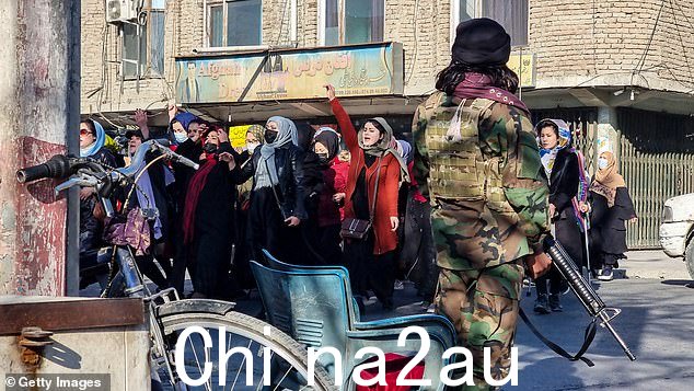 如图:武装警卫看守阿富汗2022 年 12 月 22 日,汉族妇女在喀布尔抗议塔利班禁止妇女接受大学教育的新禁令