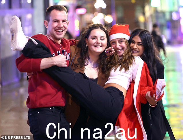 一个女人与另一个男人和两个女人尝试她最新的圣诞舞步