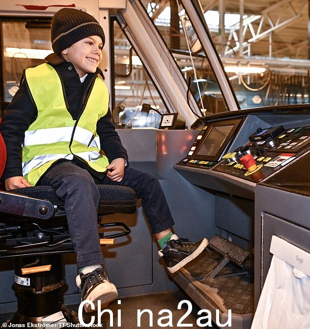 奥斯卡王子穿着海军蓝牛仔裤,裹着黑色外套和帽子,看起来对家庭出游很满意