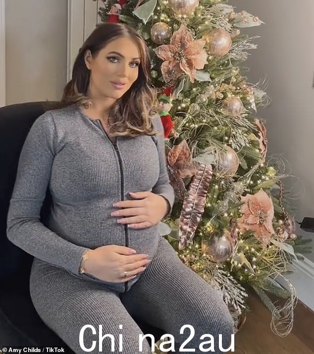 新体验:32 岁的 Amy Childs 说,她的第三次'旋风式'怀孕与她期待其他两个孩子时非常'不同'