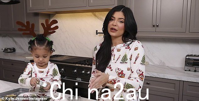 每年:Kylie 和 Stormi 遵循传统一起做饼干(上图是小 Stormi 22 个月时的照片)