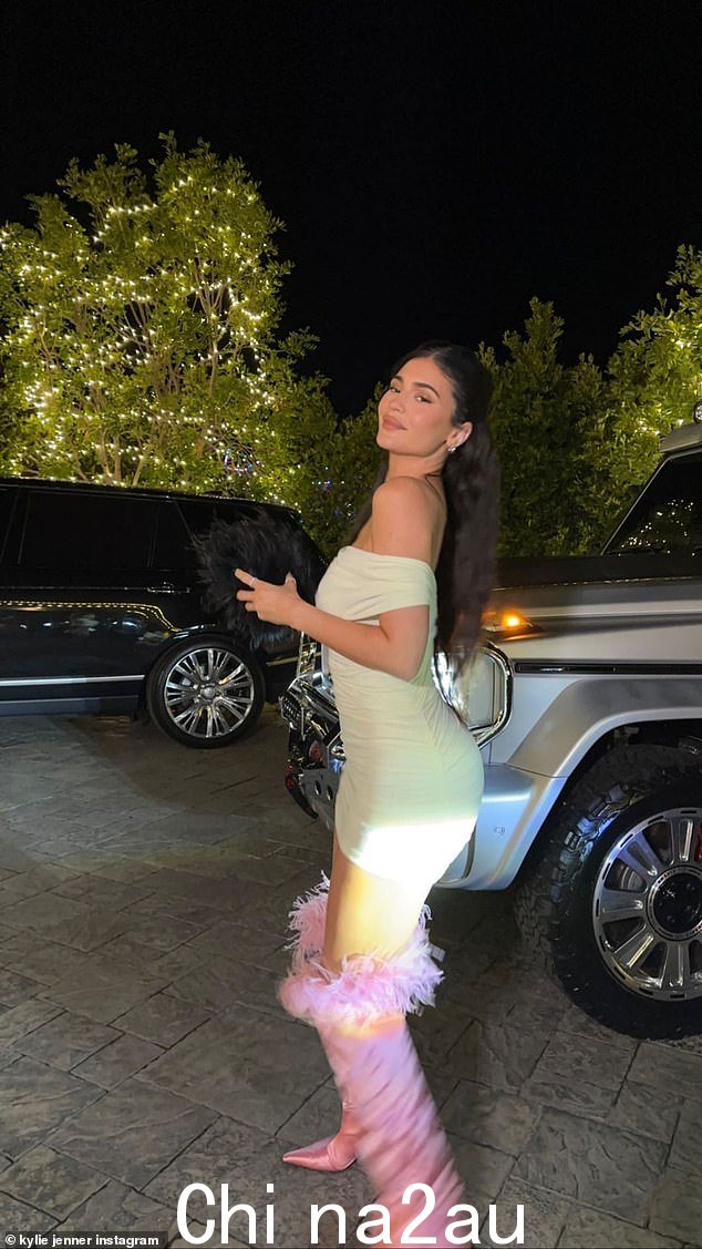'Tis the season,' Jenner 为令人瞠目结舌的汇编加上字幕