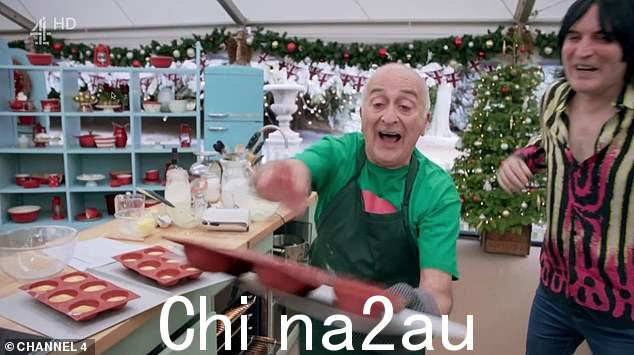 我的天啊:托尼·罗宾逊爵士在 Great Christmas Bake Of 节目中出尽风头f 2022 当他差点把蛋糕掉在地上时