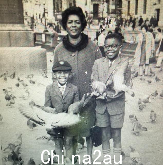 图片:Maxi Jazz 与他的兄弟和已故母亲'在更简单的时代',正如音乐家所描述的那样