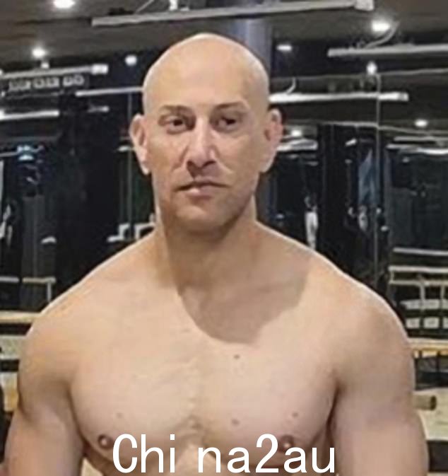 Tarek 头部和身体有 10 处枪伤,据报道一枪直接穿过他的眼睛