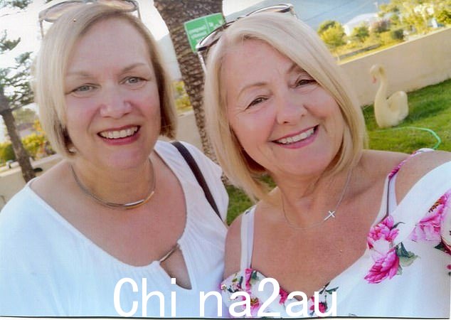 Susan Dempster(左)和d 她来自格拉斯哥的朋友 Hilda McDougall(右)在从伦敦市飞往爱丁堡的航班后被告知无法找到他们的行李