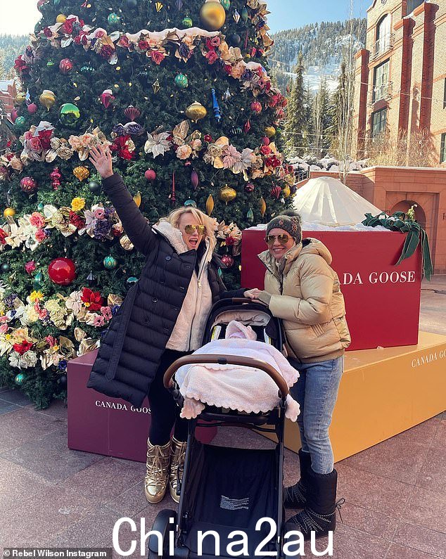 Rebel 早些时候分享了她作为家庭智者的第一个圣诞节的照片h her daughter and friend Ramona