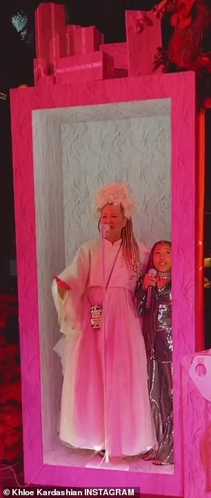 Side by side: Sia,穿着让人想起俄罗斯雪姑娘的服装,与 North 一起唱了一场卡拉 OK,演唱了她自己的单曲雪人