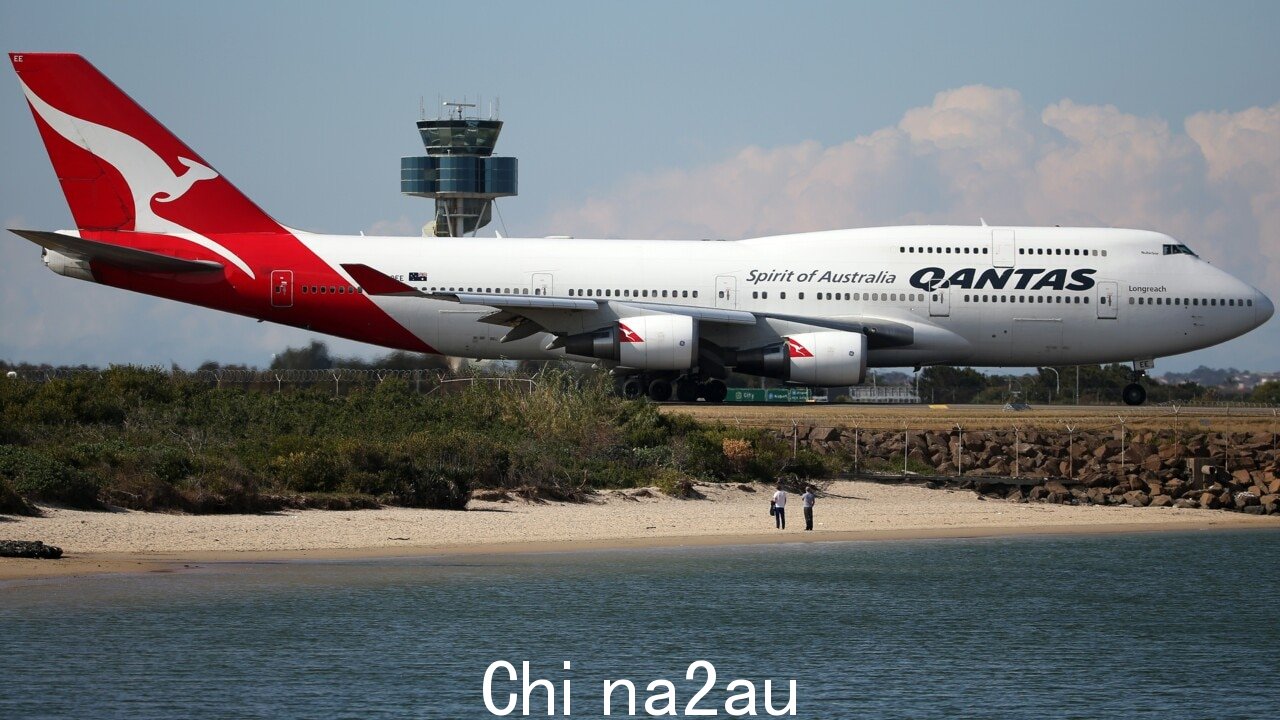澳洲航空机组人员抵达检查涉及紧急降落的飞机