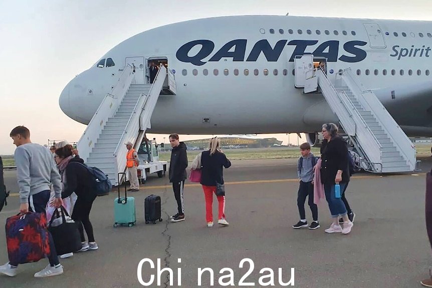 乘客从澳航飞机下机