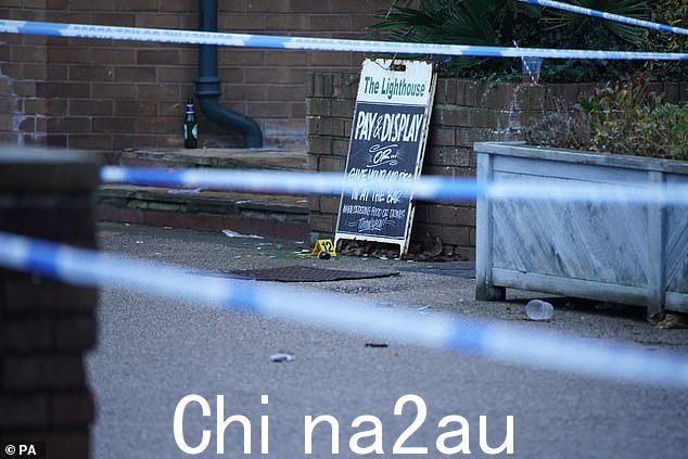 一名年轻女子因枪伤被送往医院,随后死亡。图为:今早灯塔酒店的犯罪现场磁带和证据标记