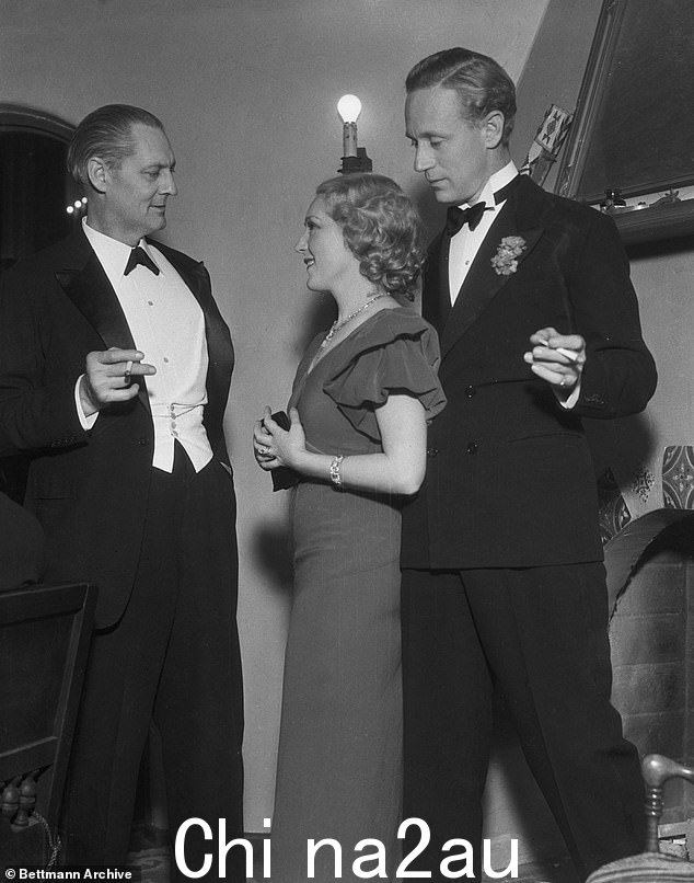 Lionel Barrymore 与 Mary Pickford 和 Leslie Howard 在 1933 年平安夜 Gary Cooper 在他好莱坞住所举办的派对上混在一起