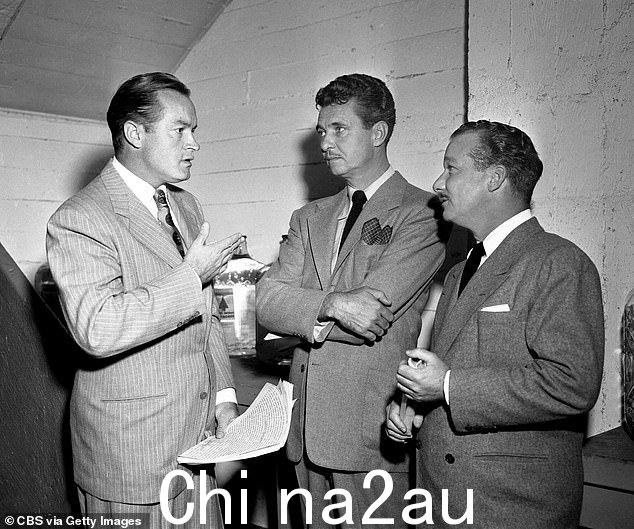 Bob Hope 与 Chester Lauck 和 Norris Goff 合照,后者饰演广播喜剧二人组 Lum 和 Abner,因为他们都在准备1947 年 CBS 圣诞特别节目的红色