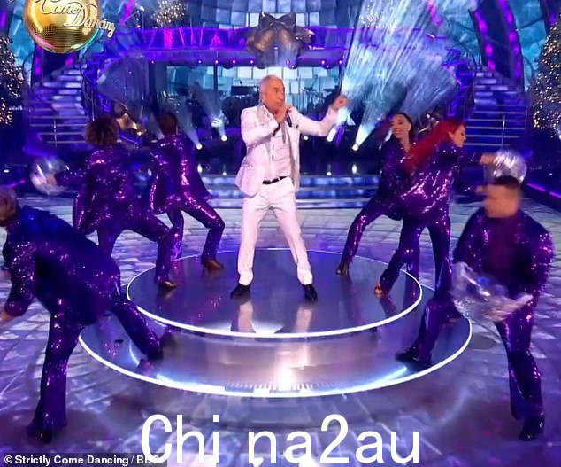 表演:这位 67 岁的前法官表演了 The Communards 的 Don't Leave Me This Way
