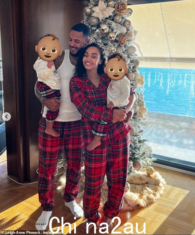 暖心:Leigh-Anne Pinnock 和未婚夫 Andre Gray 以及他们的双胞胎一起度过圣诞节时看着云九