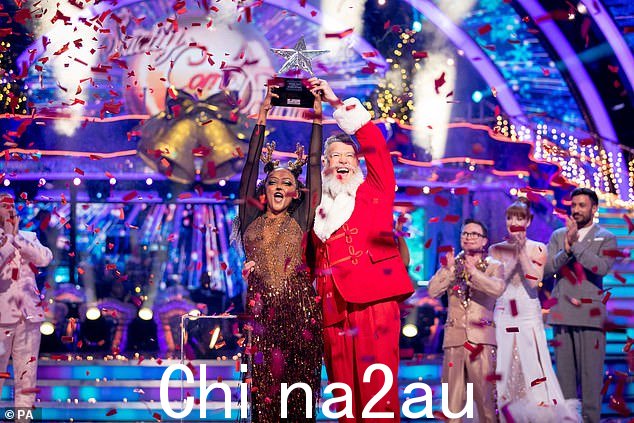 Ho, ho, ho:专业的 Kai 确实通过圣诞老人服装进入了精神,用人造灰色胡须和匹配的眉毛和头发完成了外观