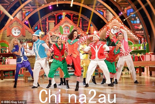 集体表演:舞动奇迹圣诞阵容包括专业舞者 Nadiya Bychkova、Neil Jones、Amy Dowden、Luba Mushtuk 和 Giovanni Pernice - 他们以节日套路开场