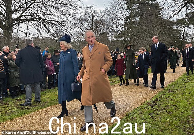 SARAH VINE:查尔斯国王似乎毫不费力地融入了他的新角色,以及王后自然的热情和幽默。图为:查尔斯国王和王后在桑德灵厄姆参加圣诞服务