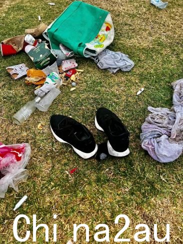 个人物品，例如鞋子和绿色购物袋是留在公园的垃圾之一。图片：提供/Facebook