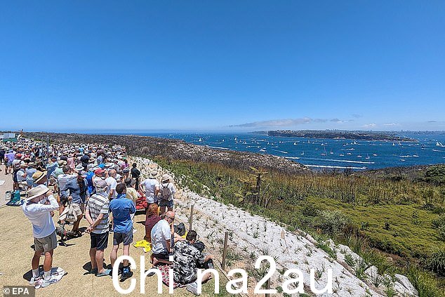 North Head 也有粉丝观看游艇出海驶向霍巴特
