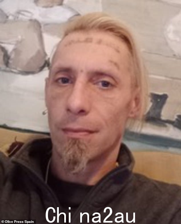 Tomek Matuszewki,39 岁,在贝尼多姆的一个单身派对上花钱请来了新郎的名字,'Jamie B额头上纹着湖” class=