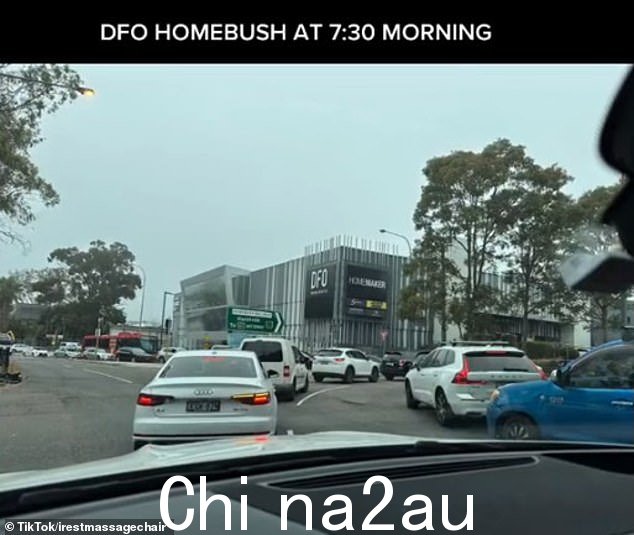 交通队列(如图)在悉尼西部 Homebush 的 DFO 或 Direct Factory Outlet 仓库外延伸了一公里