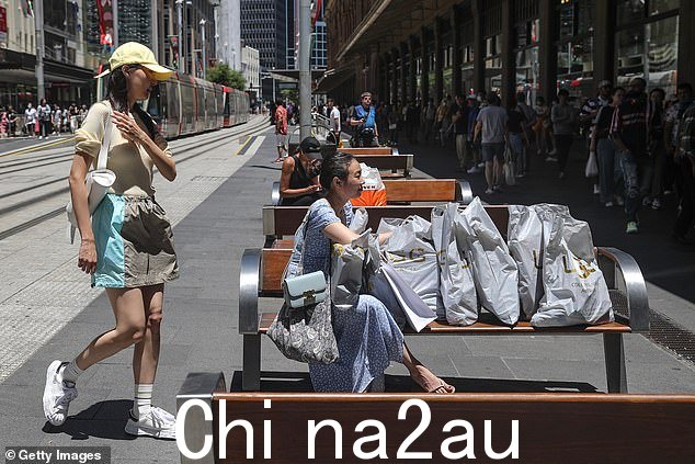 澳大利亚零售商协会预测,直到 1 月中旬,澳大利亚人在节礼日的消费将达到创纪录的 235.61 亿澳元——与一年前圣诞节后的同期相比增长 7.9%(图为购物者节礼日悉尼乔治街维多利亚女王大厦外)