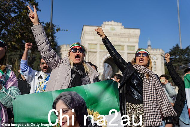 在 Mahsa Amini 惨死后,反伊朗抗议活动一直在进行在世界许多地方举行。图:抗议者参加2022年12月24日在土耳其伊斯坦布尔举行的反伊朗示威活动Mahsa Amini惨死后,世界多地举行反伊朗抗议活动。图:2022年12月24日,土耳其伊斯坦布尔,抗议者参加反伊朗示威</p> <h2>相关文章< /h2> 上一页 1 下一页 <img src=