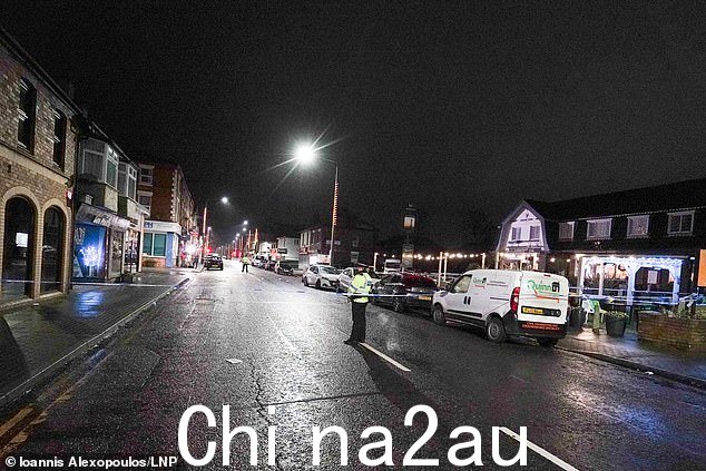 今天一大早,警察在 Wallasey 村灯塔旅馆外站岗