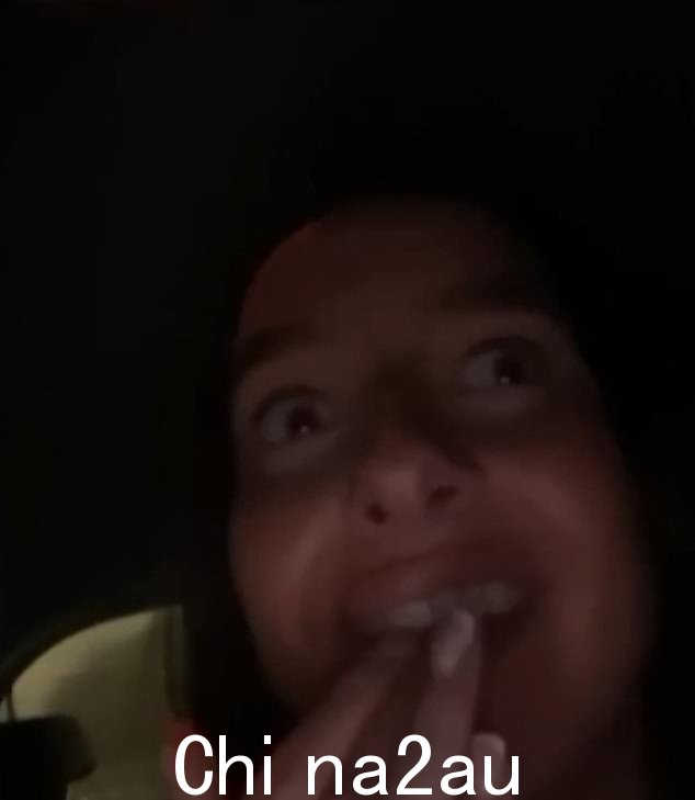 现在出现了一个女人问'那是枪吗?'的镜头当她坐在停在酒吧停车场的时候