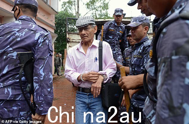 Charles Sobhraj 是一名法国连环杀手,他在 1970 年代对亚洲的一系列谋杀案负责,他因健康原因从尼泊尔监狱获释。他被拍到在 2014 年 5 月被护送到尼泊尔法庭