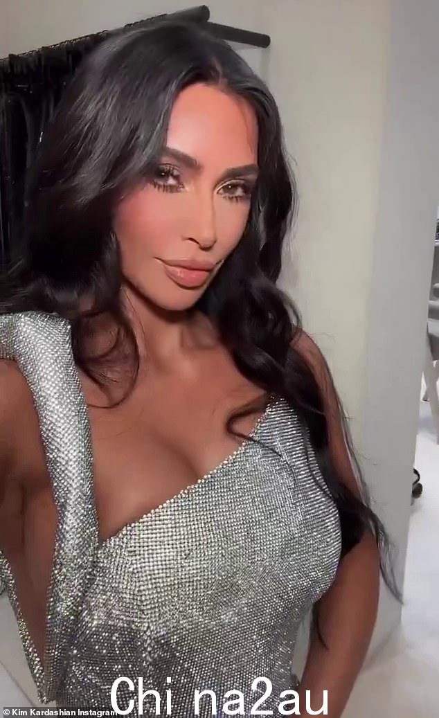 Va va voom:这是在 Kim 在享受奢华的平安夜庆祝活动时穿着令人惊艳的裙子惊掉下巴之后发生的