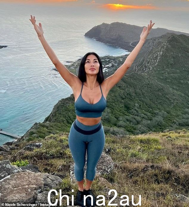 节日祝福:Nicole Scherzinger 在她家乡夏威夷的山顶上祝她的粉丝圣诞快乐,因为她正在进行节日日出远足