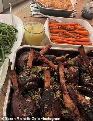 一路美食:锁肉和金枪鱼塔塔拼盘搭配新鲜饼干,而红烧小腿主菜配扇贝土豆、烤胡萝卜和青豆