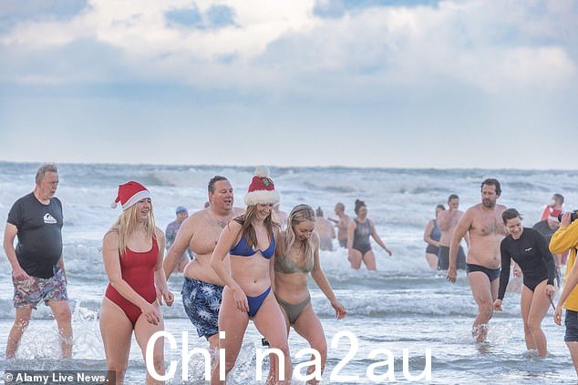 当参与者在康沃尔海岸附近的海水中大摇大摆地回到陆地上时,周围都是笑容