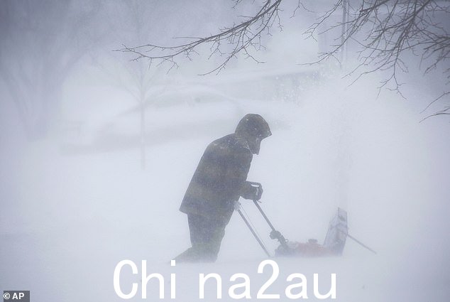 纽约西部勇敢的居民试图在圣诞节与雪作斗争——因为成千上万的人在他们的房子里下雪了