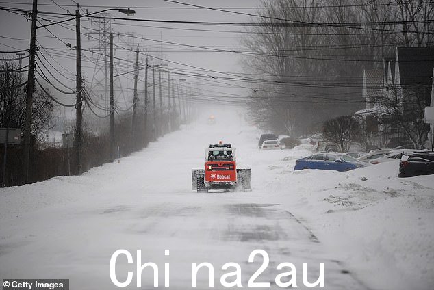 已敦促居民远离道路,实施了驾驶禁令以保护当地人,高管们警告说“最好的地方就是安全的家” class=