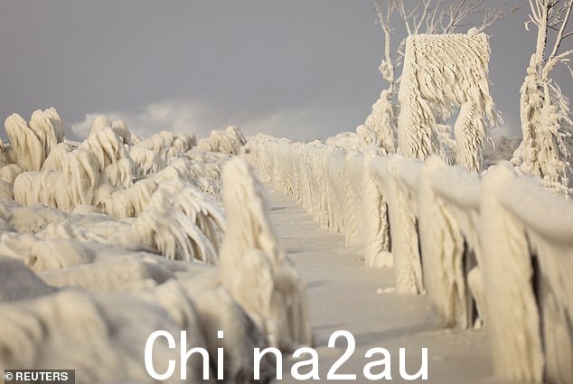 伊利湖浪花形成的冰覆盖了纽约欧文冬季风暴期间的人行道