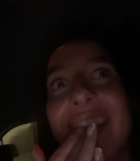 现在出现了一个女人问'那是枪吗?'的镜头当她坐在停在酒吧停车场的时候