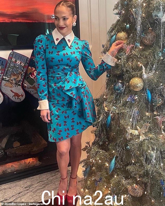 热门话题:詹妮弗·洛佩兹 (Jennifer Lopez) 在节礼日在 Instagram 上分享了一些节日照片时,身着一件带有蝴蝶结印花的蓝领迷你裙,秀出了她的双腿