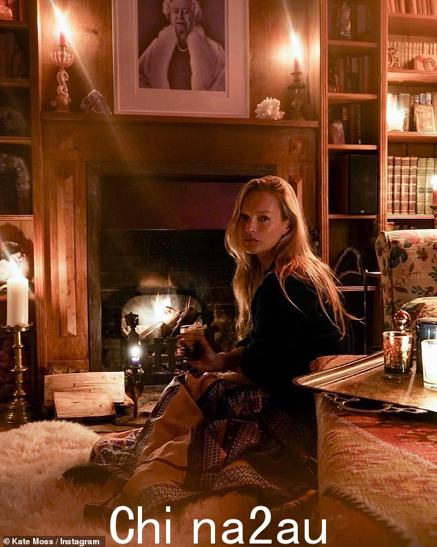 热身:Kate Moss 分享了一张节日炉边照片以纪念圣诞节,几天前她的妹妹 Lottie 似乎第二次瞄准了她e