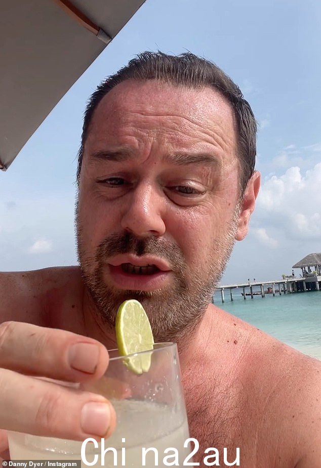 哈!Danny Dyer 在阳光普照的海滩上闲逛时,对他在 EastEnders 的角色 Mick Carter 的退出做出了充满咒骂的解释
