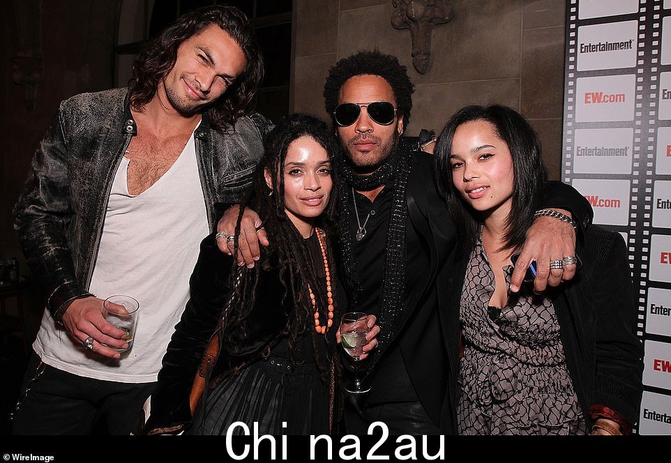 幸福的家庭:Bonet 还和他分享了她 33 岁的成年女儿 Zoë Kravitzr 前夫 Lenny Kravitz; Jason、Lisa、Lenny 和 Zoë 2010 年一起出现在洛杉矶 - Jason 和 Lisa 有两个孩子:14 岁的女儿 Lola 和 13 岁的儿子 Nakoa-Wolf