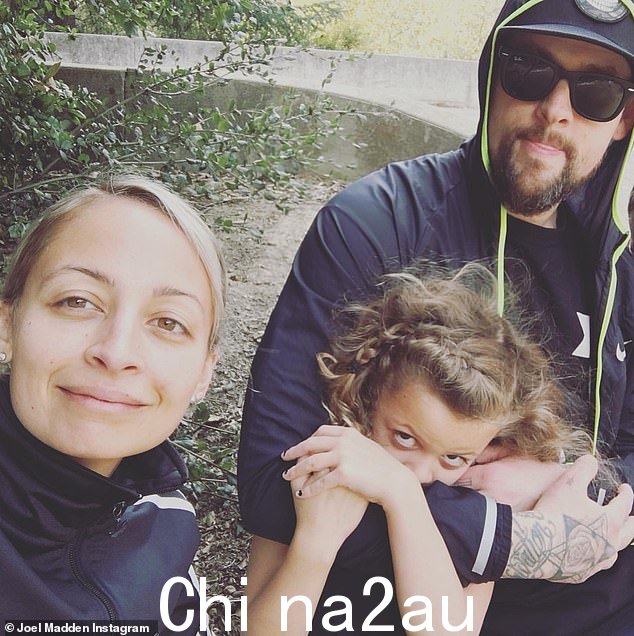 她的搭档:Nicole 于 2010 年嫁给了流行朋克乐队 Good Charlotte 的主唱 Joel Madden,43 岁