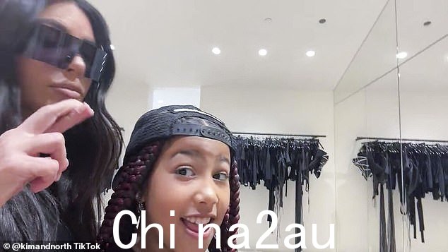 成功了:金姆指着她的女儿,两人合影,然后诺斯带头对着佩兹的歌曲 2 Million Up 的一小段口型同步