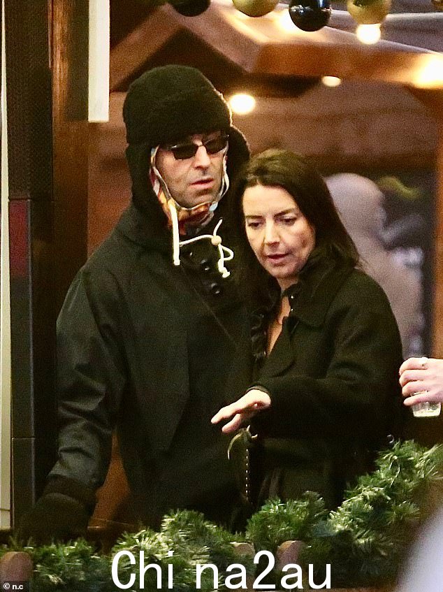 乐趣:Liam Gallagher 在周一晚上与他的孩子和未婚妻 Debbie Gwyther 享受了冬季仙境之旅